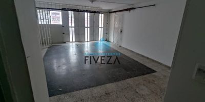 CASA BIEN UBICADA, CERCA&nbsp;&nbsp;A COLEGIOS Y&nbsp;RUTAS DE TRANSPORTE CERCANAS, COMERCIO CERCANO, BIEN ILUMINADA, ESTA DESTINADA&nbsp;TAMBIEN PARA LOCAL COMERCIAL Y VIVIENDA .