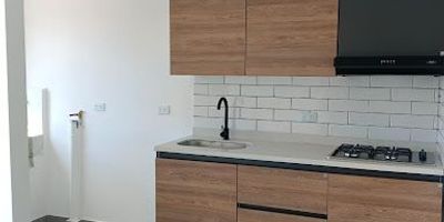 BEMSA propiedad raíz vende apartamento para estrenar ubicado en Rionegro, sector la inmaculada, en unidad cerrada. Cuenta con 3 habitaciones, 2 baños y amplia sala comedor, totalmente acabado, buena vista, sector central, cerca al parque de rionegro, transporte cercano. La unidad cuenta con parqueadero, piscina, turco, gimnasio al aire libre, zona infantil, salón social y zonas verdes. Un espacio ideal para la familia. Mayores informes al cel 3332380932 Sebastian Duque