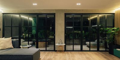 Apartamento para venta en unidad cerrada. Esta ubicado en entorno muy tranquilo, de poco flujo vehicular y transito de solo residentes, con acceso desde via principal y con conexion a servicios complementarios. Tiene acabados modernos y remodelados. Cuenta con piso en madera, area social con balcon tipo terraza y con vista externa, sala comedor amplia, estudio y cocina integral abierta tipo americano. Tiene 2 alcobas con baño en cada una, baño social; parqueadero lineal cubierto.. Edificio con ascensor, zonas verdes, vigilancia privada, porteria 24 horas y circuito cerrado de tv.  *Inmuebles sujetos a verificación de disponibilidad.*
