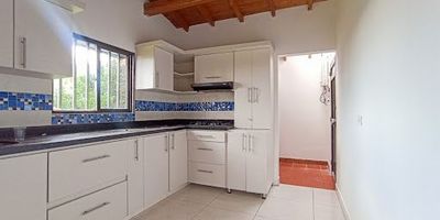 Inmueble ubicado en la vereda La Laja, Rionegro. Casa finca en excelentes condiciones con un área construida de 102 m2, la casa cuenta con amplios corredores, deck cubierto, zona de ropas, cocina integral amplia e iluminada, ademas de 3 habitaciones cada una de ellas con closet, sala comedor y baño social completo. Lote amplio con una topografía semi ondulada con jardinería y frutales, entorno tranquilo y agradable, cerca de minimercados, capillas, restaurantes y demás sitios de interés. Cómodas vías de acceso, rutas de transporte cercanas.  