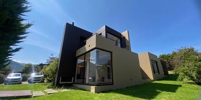 Codigo 17993. Hermosa casa en conjunto cerrado Casa de Campo, ubicada en un lote de 1,550 m² y con un área construida de 350 m². Esta vivienda de estilo campestre cuenta con 4 amplias habitaciones y 3 baños y medio, destacando el baño principal con un lujoso jacuzzi. Además, ofrece un cuarto de servicio con baño, una cocina completamente equipada con cuarto de despensa, sala principal, comedor, sala auxiliar, y dos cuartos de estar ideales para el entretenimiento familiar.La casa incluye un estudio, así como un cuarto adicional que puede funcionar como gimnasio o sala de estudio. Disfrute del confort de 3 chimeneas a gas en el interior y una exterior a leña, perfectas para las noches frías. Con 12 años de construcción, esta propiedad combina elegancia y funcionalidad.El conjunto cerrado ofrece una amplia gama de amenidades, como cancha de tenis en polvo de ladrillo, cancha múltiple, salón de juegos, tres parques infantiles, minigolf, salón social, gimnasio y vigilancia las 24 horas con seguridad motorizada. Un lugar perfecto para disfrutar de la tranquilidad y el confort en un ambiente familiar y seguro.