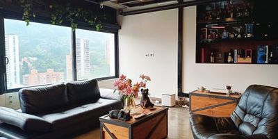 Apartamento en arriendo AMOBLADO y en venta en unidad cerrada. cerca a supermercados, centro comercial, restaurantes, vía principal, y servicios complementarios. Piso en microcemento, puerta de seguridad, sala y comedor independiente, estudio, 2 alcobas con baño en cada una, cocina integral abierta tipo americano, alcoba y baño de servicios y parqueaderos paralelos cubiertos ). Cuenta con baño inteligente. Conjunto cerrado, ascensor, piscina, turco, zonas verdes, vigilancia, portería 24 horas, citofonia y circuito cerrado de tv. *Inmuebles sujetos a verificación de disponibilidad.*