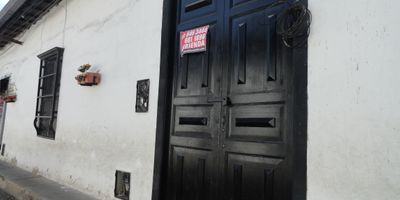 Amplia casa para venta ubicada en el Casco Antiguo-Giron.  Consta de sala, comedor, cocina tradicional, patio de ropas,  3 alcobas con closet y una con baño privado, baño auxiliar.