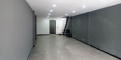 Local independiente para arriendo.  Ubicado en sector industrial-comercial sobre via principal, con facil conexion a multiples servicios complementarios, cerca al metro y rutas de transporte publico. Cuenta con piso en baldosa, es un primer piso, son dos niveles con distribucion interna para 3 espacios independientes, tiene dos baños, cableado de red y parqueadero privado. *Inmuebles sujetos a verificación de disponibilidad.*
