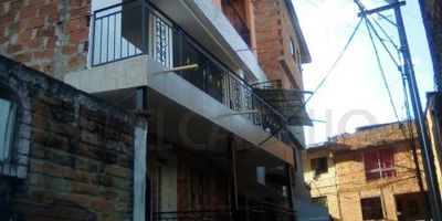 Apartamento en venta, sector la Estrella Ferrería, área 105 Mt2, nos ofrece sala-comedor, 4 alcobas, 2 closets, cocina integral, red de gas, calentador, patio, cuarto útil, 2 baños, 2 balcones, piso en cerámica, zonas verdes.  Cerca a esta propiedad encontrarás supermercados, colegio Siderense, buena ruta de transporte.