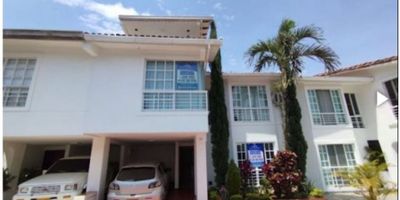 Se vende   casa  al sur de la ciudad de Cali, sector  ciudadela pasoancho, , tres niveles, 250 metros construidos,  primer nivel, parqueadero lineal doble, sala comedor, cocina integral, sala de estar o estudio, segundo nivel, baño social, cuatro  habitaciones  con closet, tres con baño privado y aire acondicionado, tercer nivel, dos habitaciones, una con baño, deposito grande, tiene balcon grande, remodelada, piso en ceramica,  antejardin amplio, piscina para adultos, piscina, juegos infantiles, salon social,  cercano a vías principales, pasoancho, alkosto, transporte público de fácil acceso sector tranquilo,  cod 7663012.
