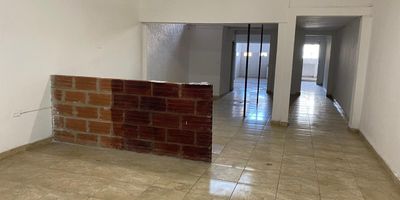 local o bodega cerca al centro cerca al tranvia 