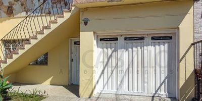 Agradable Aparta estudio ubicado en el sector de belén miravalle, en la calle 32, piso 1, tiene un área de 25 metros aproximadamente. El inmueble se compone de un solo ambiente, 1 baño sencillo, cocina sencilla con fogón eléctrico de 2 puestos, y piso en baldosa. No tiene red de gas, ni closet.&nbsp;???Los datos de los inmuebles promocionados en la página web están sujetos a cambio y verificación de disponibilidad. &nbsp;