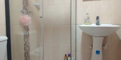 Apartamento en venta en unidad cerrada. cerca a hospital, transporte publico, sector tranquilo y de poco flujo vehicular, y servicio complementarios. Cuenta con piso en cerámica, 4 alcobas con baño en la principal, sala comedor, cocina integral abierta, y parqueadero independiente cubierto. Unidad con piscina, salón social, parque infantil, placa polideportiva, zonas verdes, vigilancia, portería 24 horas, citofonia y circuito cerrado de tv. *Inmuebles sujetos a verificación de disponibilidad.*