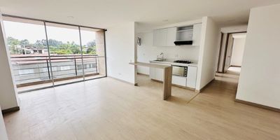 Codigo 10847. Apartamento en arriendo ubicado en Marinilla sector CorazonistasDescripción general del inmueble: * 3 Habitaciones con closet * 2 baños * Salon - comedor * Zona de ropas * Cocina abierta integral * Balcón * Parqueadero sencillo * Red de gas * Servicios públicosZonas comúnes:* Portería 24 horas * Lobbie * Parque infantil * Salón de juegos para niños * Cancha * Gimnasio * Salón social * Piscina para adultos * Piscina para niños * Turco * Jacuzzi * Parqueadero de visitantesApartamento en arriendo con un ambiente campestre y tranquilo cerca a la autopista Medellin Bogotá,, 15 minutos de Rionegro, Parque de Marinilla, Tiendas D1, Restaurantes y Zonas de comida.