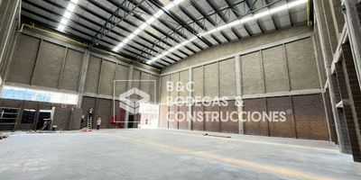 Se arrienda bodega en guarne, estratégicamente situada cerca al aeropuerto internacional José maria cordoba, lo que facilita acceso a rutas para transporte y distribución de mercancía, esta bodega cuenta con puerta camión, piso reforzado, energía trifásica 65 KVA, en unidad cerrada, anímate llámanos y te damos la mejor información.