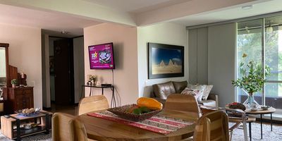 Apartamento en venta en unidad cerrada ambiente muy campestre, tranquilo, con bastante zona verde. Rutas de transporte publico y servicios complementarios. Piso en madera, sala comedor, estar de tv, 3 alcobas con baño en la principal, jacuzzi, cocina integral abierta tipo americano, balcon y parqueaderos lineales cubiertos ). Conjunto cerrado, ascensor, Piscina, gym, salon social, parque infantil, zonas verdes, vigilancia 24 horas, citofonia y circuito cerrado de tv *Inmuebles sujetos a verificación de disponibilidad.*
