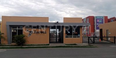 ¡Haz realidad el sueño de tu propio hogar en el proyecto Gran Aureal! Ubicado en una de las zonas de mayor desarrollo y proyección del Valle del Cauca, este apartamento en obra gris te ofrece una excelente oportunidad para personalizar cada rincón a tu gusto y necesidades.
Características del apartamento:
•	Área total: Excelente apartamento de 46 M2, con la posibilidad de ser adaptado a tus requerimientos.
•	Habitaciones: 2 habitaciones con opción de convertirlas en 3, brindando flexibilidad para una familia en crecimiento o un espacio de trabajo adicional.
•	Baño: 1 baño en obra blanca listo para ser acondicionado con los mejores acabados a tu preferencia.
•	Espacios versátiles: Distribución abierta que permite una gran libertad para diseñar y decorar el apartamento según tu estilo de vida.
El proyecto Gran Aureal - Etapa 2 no solo te ofrece un apartamento, sino un estilo de vida en un ambiente privado, seguro y entretenido, con áreas comunes que fomentan la interacción social y la construcción de una comunidad vibrante.
Además, este desarrollo está pensado para que vivas, inviertas y hasta produzcas desde la comodidad de tu hogar, con espacios diseñados para trabajar de manera remota o disfrutar del entretenimiento en un entorno acogedor y moderno.
Gran Aureal se construye día a día, y ahora es tu oportunidad de ser parte de esta comunidad pujante que refleja el esfuerzo y la visión de quienes buscan un futuro mejor para ellos y sus familias. ¡Contáctanos y da el primer paso hacia tu nuevo hogar!