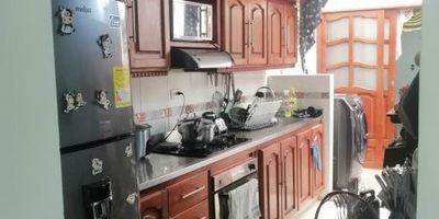 Casa en venta de 80 m2 aproximadamente 1° y 2° piso&nbsp;amplia e iluminada, sala comedor,&nbsp;3 alcobas, 1 closet, 1 baño, cocina integral, red de gas, zona de ropa, ducha eléctrica, patio, mezzanine, parqueaderos comunes, zonas verdes, parqueadero de visitanteCercanas: D1, Centro