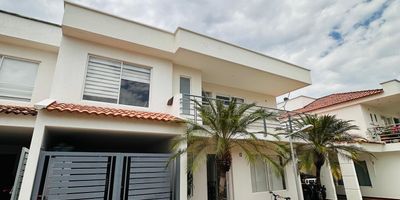 Casa de 2 Plantas Distribuida en:
Sala 
Comedor 
Sala de televisión 
Baño Social 
Jardin interior 
Bbq
Cocina integral 
Cuarto de servicio con baño 
Zona de lavandería 
Garaje para 3 vehículos 
Depósito 

3 habitaciones con closet 
Baño auxiliar de habitaciones 
Alcoba principal con baño y Vestier, balcón y Biblioteca.