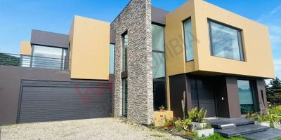 Codigo 12621. ALQUILO CASA ESPECTACULAR EN LA CALERA Lote de 1866.59 m2 área construida de 550 m2. En exclusivo conjunto cerrado en la calera a 30 minutos de la circunvalar. Sobre vía principal Cuenta con 4 habitaciones con baño independiente y Vestier, sala con chimenea, amplia terraza cubierta con  BBQ, comedor,  cocina moderna electrodomésticos AAA. La habitación principal vestier amplio, zona de ropas, CBS, dos parqueaderos cubiertos y seis descubiertos. Tiene vista hacia el valle de Sopo