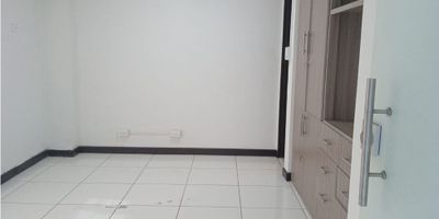 venta Oficina  barrio San Vicente es la opción perfecta. Ubicada en el séptimo piso de un moderno edificio Al ingresar, serás recibido por una sala de espera y una recepción que brindan un ambiente profesional. La oficina incluye una sala de conferencias, ideal para reuniones o presentaciones, con dos baños y una cocineta. Además, cuenta con dos aires acondicionados y blackouts. El edificio ofrece ascensor, portería con vigilancia 24/7 y sistema de cámaras CCTV, brindando seguridad. La ubicación es otro de los grandes atractivos: es un sector muy comercial y de gran afluencia, lo que lo convierte en un punto estratégico para consultorios médicos, bufetes de abogados, oficinas administrativas, entre otros.
