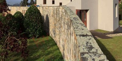 Codigo 10144. Arriendo casa campestre con lote de 3147 m2, condominio ubicada en Chía, se caracteriza por que ganó un premio en Colombia por su arquitectura 'Arq. Jairo Llano y Juan Pablo Ortiz'. Casa de cuatrocientos veinte metros cuadrados, cuenta con sala y comedor independiente, estudio, cocina integral tipo americano, cuatro alcobas cada una con baño la principal con Walkin closet,lavandería, baño social, dos parqueaderos cubiertosEl Condominio Granjas de la Balsa cuenta con salón social, vigilancia privada con sistema circuito cerrado de seguridad veinticuatro horas, alarma, cerca eléctrica, parqueadero para visitantes y residentes, parque infantil, cancha de tenis, micro futbol, citófono. Administración Setecientos mil pesos.Su ubicación y excelentes vías de acceso y su cercanía le permitirá llegar con facilidad al centro de Chía, Cota y Bogotá.