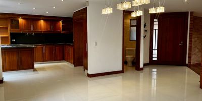 Codigo 15335. ¡Tu nuevo hogar te espera! Casa espaciosa de 4 habitaciones y 5 baños en excelente estado. Principal con walking closet y baño con jacuzzi. Además, cuarto y baño de servicio, cocina abierta, sala y comedor independientes, amplio patio interno y sala auxiliar. Disfruta de una amplia biblioteca, altillo, chimenea a gas y family room. Con depósito y 2 balcones. Ubicada cerca de vías principales, centros comerciales y transporte público. Únicos dueños, con acabados superiores al resto del conjunto.