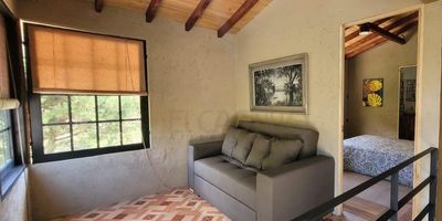 Acogedora Casa- Finca en venta en el sector de San Vicente Ferrer, nos ofrece 237 Mt2 de lote y 84 Mt2 construidos, sala-comedor, 2 alcobas, 1 closet, cocina semi-integral, pipeta de gas, 2 baños sencillos, piso en cerámica, parqueadero, zonas verdes,
