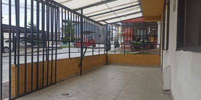 ? Arriendo Local en La Carola, Manizales | Local Comercial

¡Excelente oportunidad de arriendo en La Carola! Este local está ubicado en una zona estratégica, ideal para diferentes tipos de negocios.

✨ Características principales:


 Área Privada: 45 m².
 1 baño.
 Estrato: 3.
 Piso: 1.


? Restricciones: No se permite uso para comidas rápidas ni talleres de motos.

Este local es perfecto para iniciar o expandir tu negocio en un área residencial y comercial muy activa. ¡Contáctanos para más información y agenda tu visita!


 
