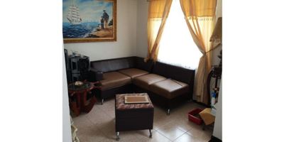 ? Venta de Apartamento en Urapanes, Villamaría | Apartamento en Villamaría

Descubre este encantador apartamento de tres niveles, ideal para quienes buscan espacio, comodidad y una excelente ubicación en Villamaría. Ubicado a tan solo unas cuadras del parque principal y con fácil acceso a transporte público, este apartamento es perfecto para familias que desean vivir en un lugar tranquilo y bien conectado.

? Espacios Amplios y Funcionales:
Con un área privada de 90 m², este apartamento está distribuido en tres plantas que ofrecen todas las comodidades necesarias para la vida diaria.

? Primera Planta:


 Garaje para auto grande
 Sala espaciosa
 Baño
 Comedor
 Cocina integral amplia
 Patio trasero


? Segunda Planta:


 3 habitaciones completamente amobladas con clósets
 Baño familiar
 Estudio ideal para trabajar desde casa


? Tercera Planta:


 Terraza amplia y cubierta, perfecta para disfrutar de momentos al aire libre.


? Ubicación:
El apartamento se encuentra en una zona privilegiada de Villamaría, cerca de la entrada del municipio y a pocas cuadras del parque principal. Disfruta de la conveniencia de tener excelente transporte a sus alrededores y de vivir en un entorno familiar y tranquilo.

? Estrato: 4

¡Esta es tu oportunidad de adquirir un hogar espacioso y cómodo en Villamaría! Contáctanos para más información y para programar una visita.


