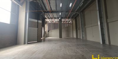 Bodega industrial en el sur del Valle de la Aburra, en unidad cerrada, cuenta con 678m² área total, Altura doble, puerta camión, muelle de carga, área de oficinas administrativo, área de recepción, servicios sanitarios, energía trifásica 75KVA. Excelente ubicación con cercanía a la zona franca y autopista del pacífico.