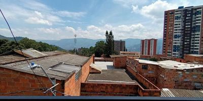 Gran propiedad Ubicada en La Estrella, La Ferrería sector la Chispa, esta hermosa casa de 105m2 te ofrece todo lo que necesitas para vivir cómodamente. Sus 4 amplias alcobas con ventanales te permitirán disfrutar de luz natural todo el día. cuenta con 2 baños, amplia y moderna cocina integral,  salón-comedor, su amplio balcón o en el mirador con vistas, el lugar perfecto para leer un libro al atardecer o tomar algo con amigos. Ubicada a solo minutos del centro de La Estrella y de las principales vías de transporte público, esta casa te permite disfrutar de la tranquilidad del barrio sin renunciar a la conectividad de la ciudad. NOTA: PAGO EN EFECTIVO