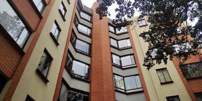 BELALCAZAR 125 metros, primer piso, con gran patio interior de 48 metros aproximadamente,  sala comedor con chimenea funcional,  3 alcobas con closet, la principal baño privado mas baño de alcobas, cocina integral gas natural,  zona de ropas con lavadero, instalación lavadora y secadora,  calentador eléctrico, tuberia pvc, vista interior,  garaje doble cubierto independiente, salón social, zona exterior de parqueo publica para visitantes,  portería permanente, estupenda ubicación central, sector tranquilo y residencial, magnificas vías de acceso como carrera treinta, calle cuarenta y cinco, carrera veinticuatro, y otras de importancia, cerca al barrio la soledad, a unos pasos del sector comercial del Parkway, Carulla, bancos, restaurantes, universidades. Precio negociable.