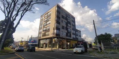 ALCAZARES, ESTRENAR 82,64 metros, quinto  piso, esquinero vista exterior, sala comedor, 3 alcobas con closet, p/pal baño privado y baño de alcobas, cocina abierta integral de induccion, zona de ropas independiente, amplios ventanales, cortinas, lindo edificio con ascensor, terraza comunal, sistematizado, estupenda ubicación  central magnificas,  vias de acceso, trasporte publivo, muy cerca del centro financiero y comecial de la avenida chile, clinica del Country, estadio el Campin, Movistar Arena, Universidades, colegios, notarias.