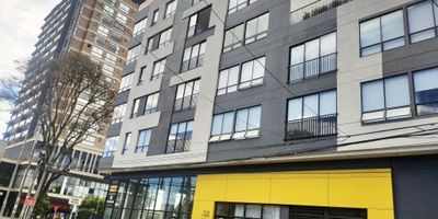 ALCAZARES, ESTRENAR 80.83 metros, quinto  piso vista exterior, sala comedor, 2 alcobas con closet, p/pal baño privado y baño de alcobas, estudio, cocina integral  abierta de induccion, zona de ropas independiente, amplios ventanales, cortinas, lindo edificio con ascensor, terraza comunal, sistematizado, estupenda ubicación  central magnificas,  vias de acceso, trasporte publivo, muy cerca del centro financiero y comecial de la avenida chile, clinica del Country, estadio el Campin, Movistar Arena, Universidades, colegios, notarias.