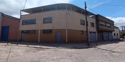 PUENTEARANDA,  bodega esquinera, 553 metros construidos,  dos entradas, primer piso área de trabajo 127 metros doble altura,  segundo y tercer piso areas de oficinas, almacenamiento y vivienda, cuatro baños, estupendas vías de acceso como calle trece, avenida calle sexta, avenida de las Américas, Avenida carrera cincuenta.