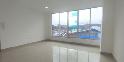 Oficina de 23 Mts, vista exterior, excelente iluminación, baños comunales. El edificio cuenta con vigilancia 24/7, CCTV y ascensor. Ubicado sobre la Calle Ciento Dieciséis, cerca a la Avenida Suba, zona Comercial.