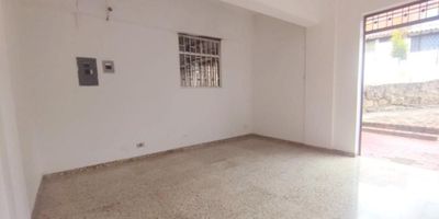 Local comercial de 20 Mts, un baño, luz trifasica, reja metalica. Ubicado sobre la Calle Ciento Veintisiete C, Carrera Quinta, a pocas cuadras de la Carrera Septima, Calle Ciento Veintisiete, zona residencial.