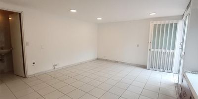 Local de 24 Mts, iluminación natural, en primer piso y baño privado. Ubicado sobre la Calle Cien, a pocas cuadras de la Avenida Suba, cerca al Centro Comercial Floresta y Centro Comercial Floresta Outlet.