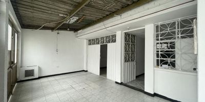 Casa de tres niveles, en el barrio Palo Blanco, distribuida  en primer piso dos garajes en linea cubiertos, sala amplia, comedor independiente, espacio para cocina y zona de lavandería, dos baños sociales, segundo nivel 4 alcobas, un baño, tercer nivel terraza cubierta totalmente, BBQ, apartaestudio con baño una alcoba y sala, cerca a Parque Barrio Acapulco, excelentes vías de acceso y transporte por la calle setenta y dos, avenida Boyaca, carrera setenta.