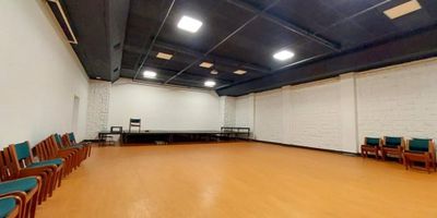 Edificio de Cuatro pisos con buena iluminación natural, excelentes espacios, cuenta con recepción, auditorio, baños, cafetería, salón amplio, cuatro oficinas (una de ellas con balcón y baño privado), salones grandes y pisos en cerámica. Cerca a Avenida Calle 45, Avenida Caracas, Avenida Carrera 30, Avenida Calle 26, Avenida Calle 53, Transmilenio y rutas del Sitp.