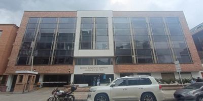 Oficina de 120 Mts, excelente distribución, amoblada,  puestos de trabajo en espacio libre, sala de juntas, dos baños, cocineta, archivador, espacio de sistemas, oficinas cerradas y cuadro  parqueaderos, El edificio cuenta con ascensor, vigilancia 24/7, CCTV y recepción. Ubicado sobre la Carrera Trece, a pocas cuadras de la Calle Noventa y Cuatro, Carrera Once, Carrera Quince y parque de la Noventa Y tres.