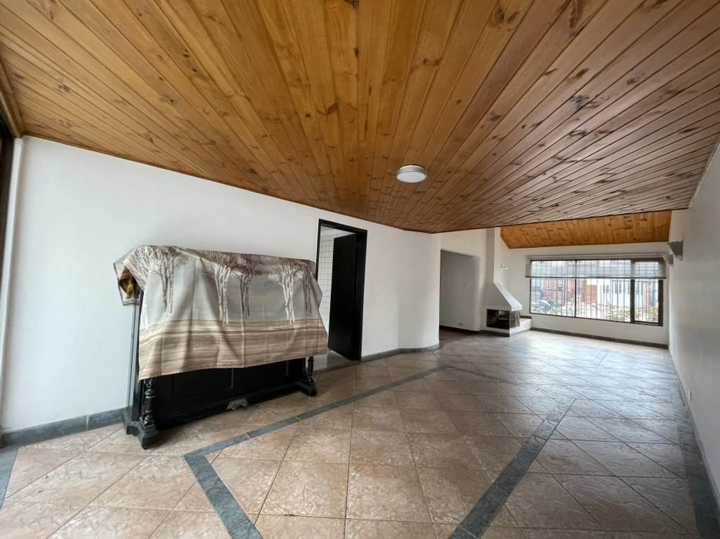 Casa de 4 alcobas en venta en Polo Club, Bogotá, 244 m² · foto 2 de 20