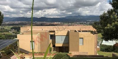 Codigo 6222. Venta casa en la Vereda Yerbabuena, condominio Sindamanoy, Chía Cundinamarca. En la propiedad podrá encontrar amplios espacios, excelente iluminación y vista panorámica.La urbanización Sindamanoy cuenta con dos canchas de tenis, capilla, dos canchas de squash, cancha de basquet y vigilancia veinticuatro horas, circuito cerrado de tv, portería principal y de empleados, incinerador de basuras, planta de tratamiento de aguas residuales. Valor de administración un millón de pesos.Su ubicación y excelentes vías de acceso y su cercanía le permitirán llegar con facilidad a la avenida, séptima vía Bogotá, La Caro, Centro Chía, Clínica Teletón y supermercados Pricesmart.