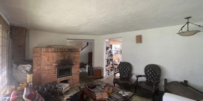 Santa Barbara central, casa de dos niveles, adecuada para vivienda, primer nivel: sala con chimenea, estar de TV, baño social, comedor amplio, cocina abierta, zona de lavandería, cuarto y baño del servicio, 2 garajes cubiertos independientes, segundo nivel: 3 alcobas, principal con baño privado, baño de alcobas y hall de alcobas amplio, cerca a  centro comercial Hacienda Santa Barbara,  excelentes vías de acceso y transporte publico por la calle ciento dieciséis, carrera novena, calle ciento veintisiete y carrera quince.