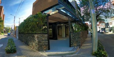 Oficina de 220 Mts, recién remodelada con pisos en cerámica ubicada en el segundo y tercer piso. El segundo piso (110 M2) cuenta con 4 oficinas, sala de juntas, cuarto de depósito, cocineta y 2 baños. El tercer piso (110 M2) cuenta con amplio espacio para adecuación de oficinas, sala de juntas, baño privado con ducha, cocineta, habitación para descanso, terraza con jardín al aire libre. Cerca a Avenida Carrera Séptima, a pocas cuadras del Cantón Norte, Calle Ciento Seis y Olímpica.