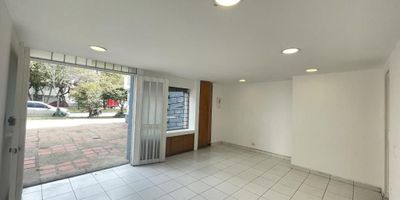 Excelente ubicación local Floresta, iluminado, ubicado en primer piso, área 24 metros, baño privado, cerca a centro comercial Cafam floresta, buenas vías de acceso por la calle cien, carrera sesenta y ocho.