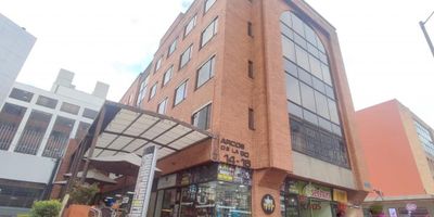 Oficina amoblada de 28 Mts, excelente iluminación, sala de juntas, archivo y un baño. El edificio cuenta con vigilancia 24/7, CCTV, sala de espera y ascensor. Ubicado sobre la Calle Noventa, a pocas cuadras de la Carrera Quince, Parque El Virrey, Calle Noventa y Dos, zona empresarial y comercial.
