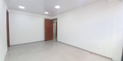 Consultorio de 290 M2, ubicada en Segundo y Tercer piso con servicios independientes y pisos en baldosa. El segundo piso cuenta con siete baños, sala de espera, ocho espacios para consultorios, $5.500.000. El tercer piso cuenta con tres oficinas, un auditorio y cinco baños, $5.000.000.  Frente a Clínica Palermo. Cerca a Avenida Carrera 30, Avenida Calle 53, rutas del Sitp, zona comercial y residencial.