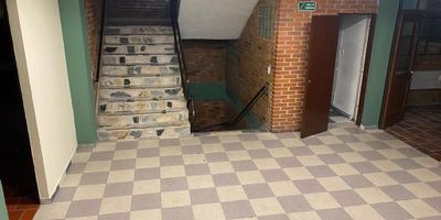 Barrio Colombia, dos edificios de 4 pisos comunicados interiormente, cuenta con recepción, 6 oficinas, oficina administrativa con 4 puestos de trabajo con escritorio, 4 mini bodegas, auditorio para 150 personas aproximadamente, 13 baterías sanitarias, patio posterior, patio intermedio y parqueadero. Espacio para instalar ascensor y cuarto de maquinas. Servicios públicos de Agua, Luz y Teléfono. Cerca a Avenida Calle 68, Avenida Carrera 30.