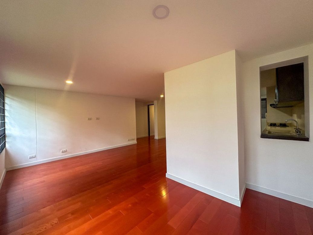 Apartamento de 2 alcobas en venta en Santa Barbara Central, Bogotá, 95 m² · foto 4 de 15