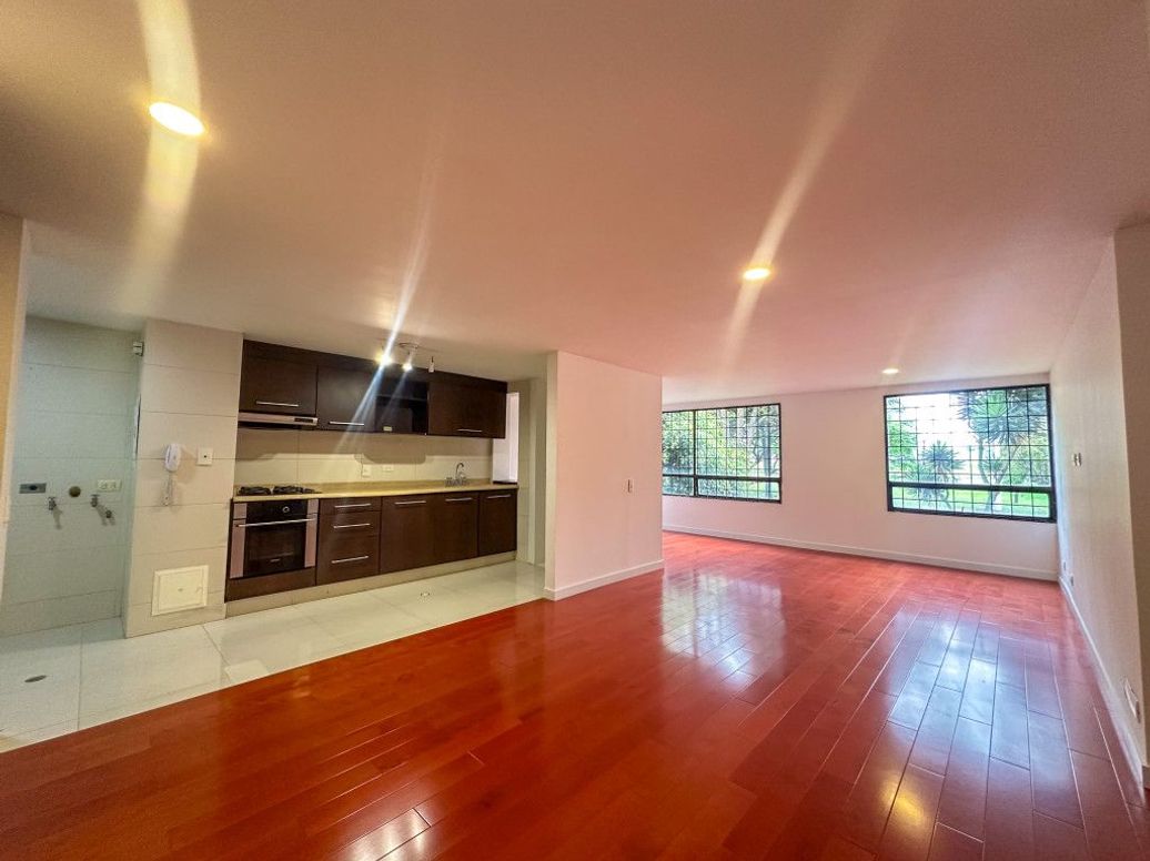 Apartamento de 2 alcobas en venta en Santa Barbara Central, Bogotá, 95 m² · foto 2 de 15