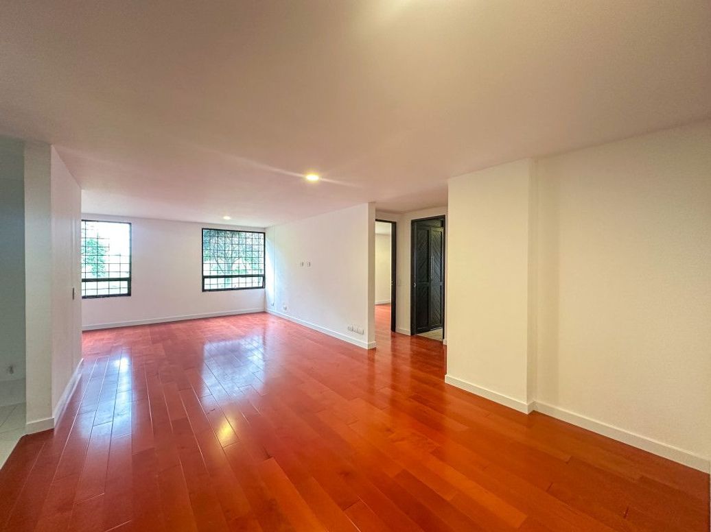 Apartamento de 2 alcobas en venta en Santa Barbara Central, Bogotá, 95 m² · foto 3 de 15