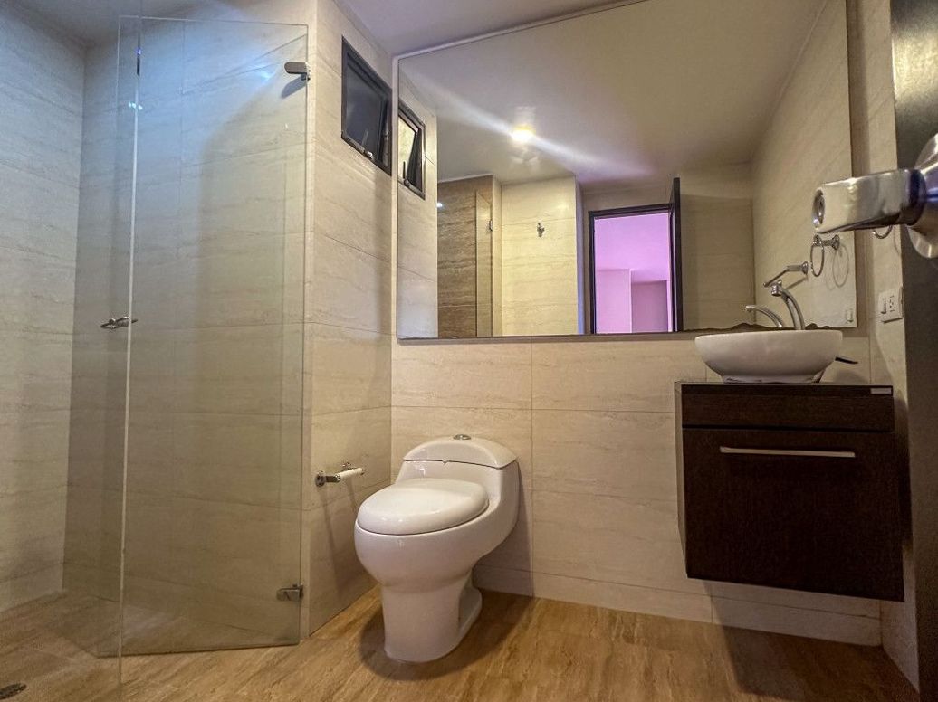 Apartamento de 2 alcobas en venta en Santa Barbara Central, Bogotá, 95 m² · foto 14 de 15